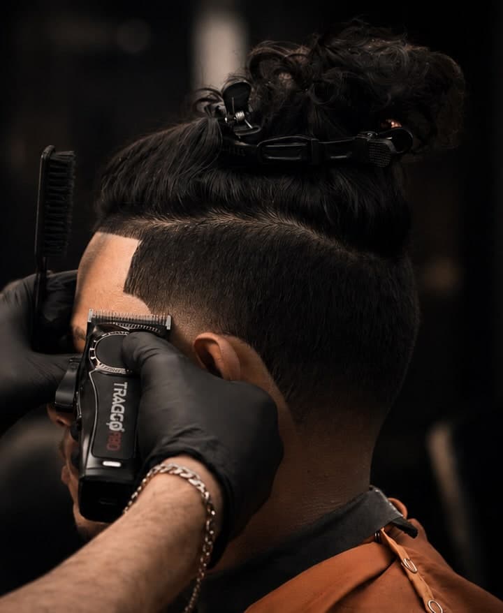 Felix Urban detailing a fresh fade at Traggocuts